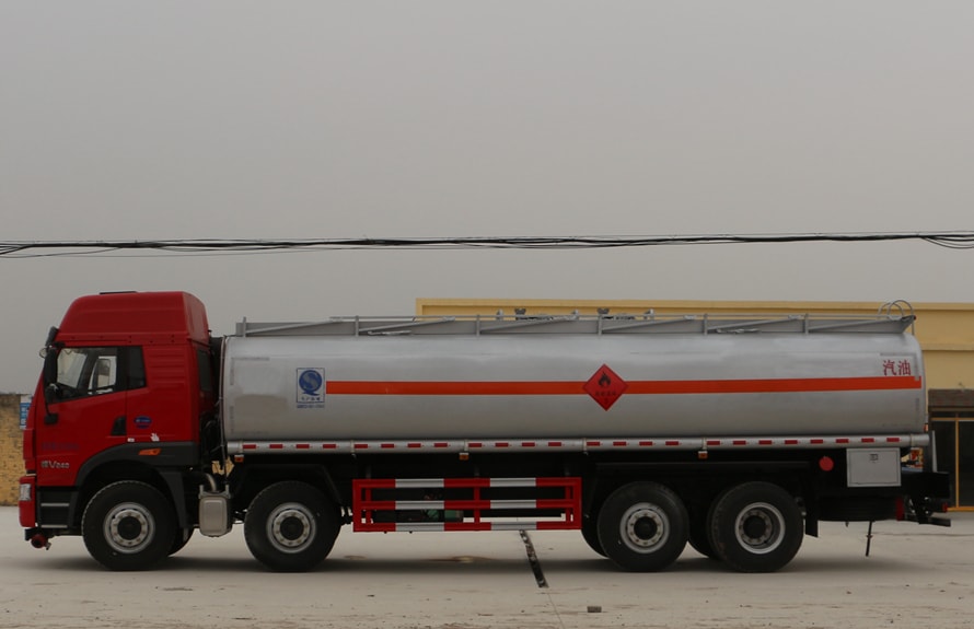 通榆縣半掛運(yùn)油車解放15噸油罐車與水泥車的應(yīng)用與發(fā)展