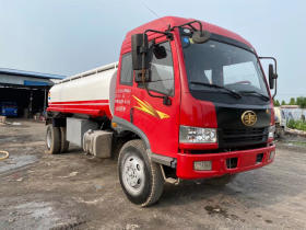 城市動(dòng)脈 南京流動(dòng)加油車與水泥車，服務(wù)與建設(shè)并行