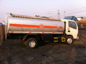 專業轉讓各類油罐車與背罐車，滿足不同運輸需求